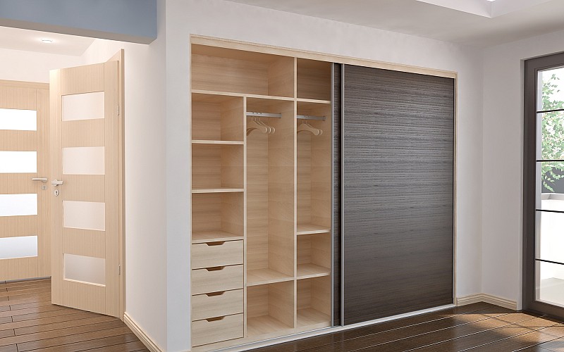 In eine Niesche perfekt eingepasster Kleiderschrank