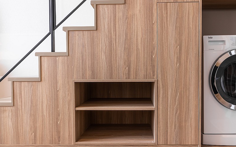 Stauraum clever in geschlossene Treppe eingebaut
