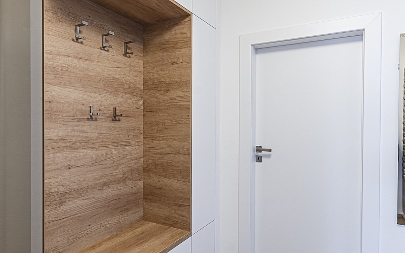 Garderobe, perfekt auf Niesche abgestimmt und mit Furnier zum Boden passend